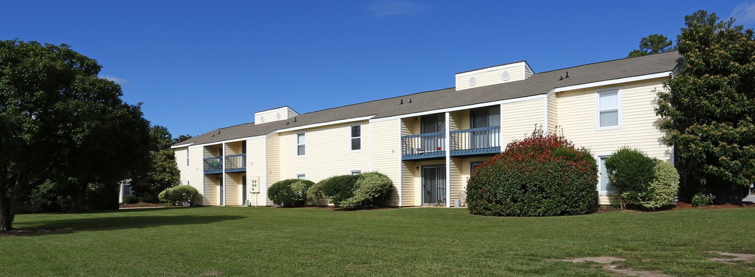 Beautifully landscaped grounds at Harbour Landing Apartment homes, located in Columbia, SC